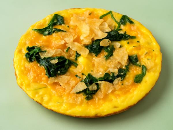 Ko kopriva zbode lakoto: recept za omleto, ki jo narava ponudi zastonj